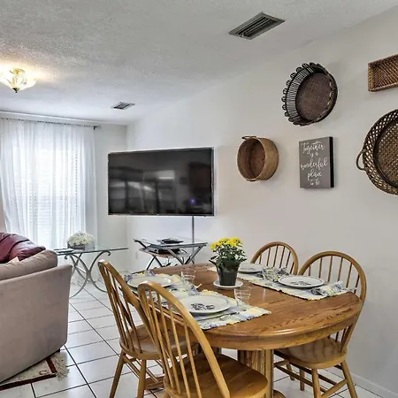 Quiet Home Near Shopping And 15 Miles From Orlando!
